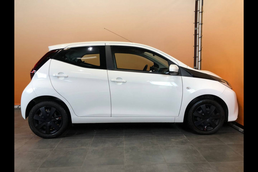 Toyota Aygo 1.0 VVT-i x-play navigatie | airco achteruitrijcamera