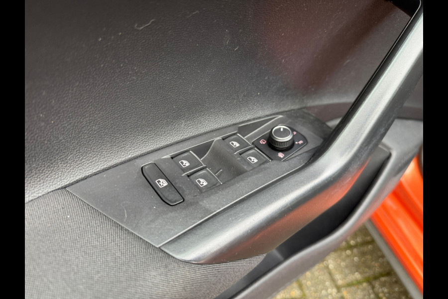 Volkswagen Polo 1.5 TSI Highline Business R - Automaat - Navi - Winterpakket - Trekhaak - Org.NL