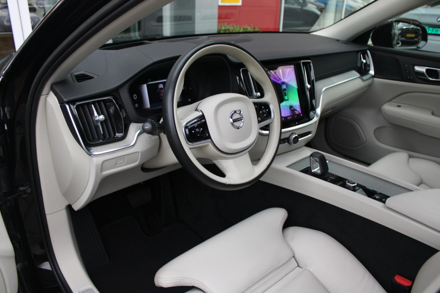 Volvo V60 Cross Country 2.0 B5 250PK CROSSCOUNTRY AWD Ultimate AWD (VIERWIELAANDRIJVING) | PANORAMISCH SCHUIF/KANTELDAK | PARKEERVERWARMING MET TIMER (STANDKACHEL) | MORITZ LEDEREN BEKLEDING MET COMFORTSTOELEN EN DUAL TONE LEDEREN STUURWIEL | ELEKTRISCH VERSTELBARE VOORSTOELEN MET GEHEUGEN OP BEIDE STOELEN | STOEL, STUUR EN ACHTERBANKVERWARMING | PREMIUM AUDIO BY HARMAN KARDON | ADAPTIEVE FULL LED KOPLAMPEN | LED MISTLAMPEN |VERLICHTINGS PACK 2 | INTELSAFE SURROUND | PARK ASSIST "VISIUAL PARK ASSIST" INCL. 360° VIEW | ROESTVRIJSTALEN SIDE SCUFF PLATES MET ''CROSS COUNTRY" INSCIP