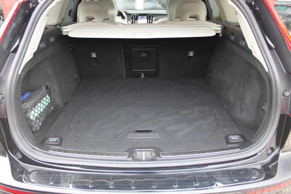 Volvo V60 Cross Country 2.0 B5 250PK CROSSCOUNTRY AWD Ultimate AWD (VIERWIELAANDRIJVING) | PANORAMISCH SCHUIF/KANTELDAK | PARKEERVERWARMING MET TIMER (STANDKACHEL) | MORITZ LEDEREN BEKLEDING MET COMFORTSTOELEN EN DUAL TONE LEDEREN STUURWIEL | ELEKTRISCH VERSTELBARE VOORSTOELEN MET GEHEUGEN OP BEIDE STOELEN | STOEL, STUUR EN ACHTERBANKVERWARMING | PREMIUM AUDIO BY HARMAN KARDON | ADAPTIEVE FULL LED KOPLAMPEN | LED MISTLAMPEN |VERLICHTINGS PACK 2 | INTELSAFE SURROUND | PARK ASSIST "VISIUAL PARK ASSIST" INCL. 360° VIEW | ROESTVRIJSTALEN SIDE SCUFF PLATES MET ''CROSS COUNTRY" INSCIP