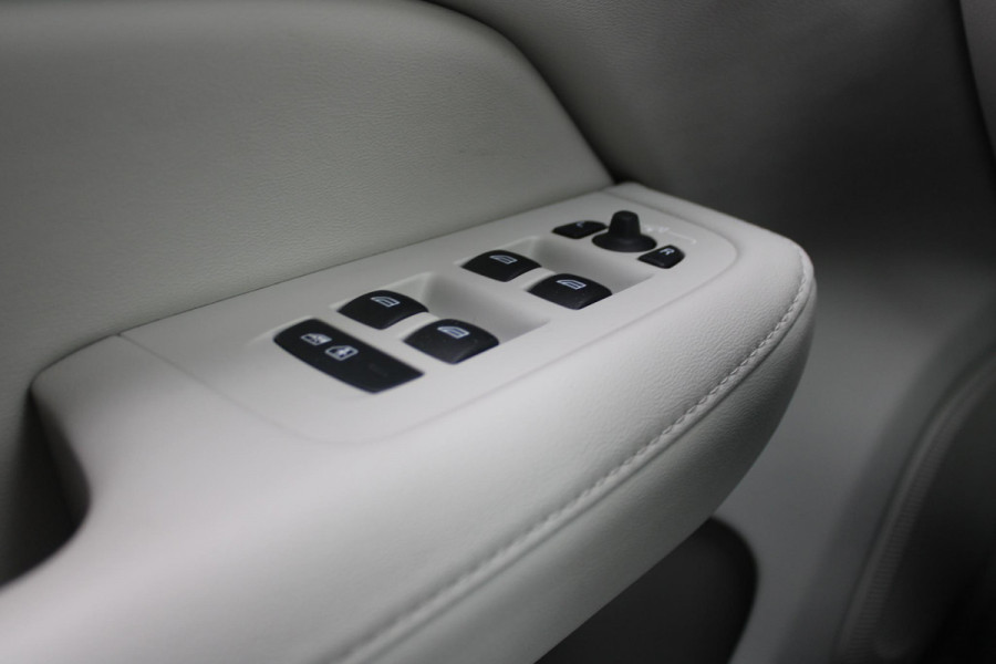 Volvo V60 Cross Country 2.0 B5 250PK CROSSCOUNTRY AWD Ultimate AWD (VIERWIELAANDRIJVING) | PANORAMISCH SCHUIF/KANTELDAK | PARKEERVERWARMING MET TIMER (STANDKACHEL) | MORITZ LEDEREN BEKLEDING MET COMFORTSTOELEN EN DUAL TONE LEDEREN STUURWIEL | ELEKTRISCH VERSTELBARE VOORSTOELEN MET GEHEUGEN OP BEIDE STOELEN | STOEL, STUUR EN ACHTERBANKVERWARMING | PREMIUM AUDIO BY HARMAN KARDON | ADAPTIEVE FULL LED KOPLAMPEN | LED MISTLAMPEN |VERLICHTINGS PACK 2 | INTELSAFE SURROUND | PARK ASSIST "VISIUAL PARK ASSIST" INCL. 360° VIEW | ROESTVRIJSTALEN SIDE SCUFF PLATES MET ''CROSS COUNTRY" INSCIP