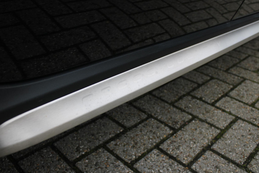 Volvo V60 Cross Country 2.0 B5 250PK CROSSCOUNTRY AWD Ultimate AWD (VIERWIELAANDRIJVING) | PANORAMISCH SCHUIF/KANTELDAK | PARKEERVERWARMING MET TIMER (STANDKACHEL) | MORITZ LEDEREN BEKLEDING MET COMFORTSTOELEN EN DUAL TONE LEDEREN STUURWIEL | ELEKTRISCH VERSTELBARE VOORSTOELEN MET GEHEUGEN OP BEIDE STOELEN | STOEL, STUUR EN ACHTERBANKVERWARMING | PREMIUM AUDIO BY HARMAN KARDON | ADAPTIEVE FULL LED KOPLAMPEN | LED MISTLAMPEN |VERLICHTINGS PACK 2 | INTELSAFE SURROUND | PARK ASSIST "VISIUAL PARK ASSIST" INCL. 360° VIEW | ROESTVRIJSTALEN SIDE SCUFF PLATES MET ''CROSS COUNTRY" INSCIP