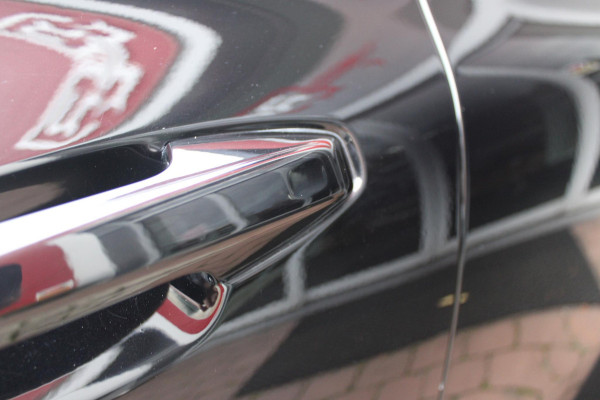 Volvo V60 Cross Country 2.0 B5 250PK CROSSCOUNTRY AWD Ultimate AWD (VIERWIELAANDRIJVING) | PANORAMISCH SCHUIF/KANTELDAK | PARKEERVERWARMING MET TIMER (STANDKACHEL) | MORITZ LEDEREN BEKLEDING MET COMFORTSTOELEN EN DUAL TONE LEDEREN STUURWIEL | ELEKTRISCH VERSTELBARE VOORSTOELEN MET GEHEUGEN OP BEIDE STOELEN | STOEL, STUUR EN ACHTERBANKVERWARMING | PREMIUM AUDIO BY HARMAN KARDON | ADAPTIEVE FULL LED KOPLAMPEN | LED MISTLAMPEN |VERLICHTINGS PACK 2 | INTELSAFE SURROUND | PARK ASSIST "VISIUAL PARK ASSIST" INCL. 360° VIEW | ROESTVRIJSTALEN SIDE SCUFF PLATES MET ''CROSS COUNTRY" INSCIP