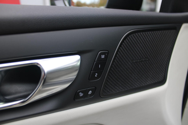 Volvo V60 Cross Country 2.0 B5 250PK CROSSCOUNTRY AWD Ultimate AWD (VIERWIELAANDRIJVING) | PANORAMISCH SCHUIF/KANTELDAK | PARKEERVERWARMING MET TIMER (STANDKACHEL) | MORITZ LEDEREN BEKLEDING MET COMFORTSTOELEN EN DUAL TONE LEDEREN STUURWIEL | ELEKTRISCH VERSTELBARE VOORSTOELEN MET GEHEUGEN OP BEIDE STOELEN | STOEL, STUUR EN ACHTERBANKVERWARMING | PREMIUM AUDIO BY HARMAN KARDON | ADAPTIEVE FULL LED KOPLAMPEN | LED MISTLAMPEN |VERLICHTINGS PACK 2 | INTELSAFE SURROUND | PARK ASSIST "VISIUAL PARK ASSIST" INCL. 360° VIEW | ROESTVRIJSTALEN SIDE SCUFF PLATES MET ''CROSS COUNTRY" INSCIP