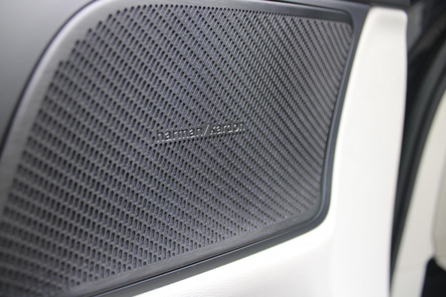 Volvo V60 Cross Country 2.0 B5 250PK CROSSCOUNTRY AWD Ultimate AWD (VIERWIELAANDRIJVING) | PANORAMISCH SCHUIF/KANTELDAK | PARKEERVERWARMING MET TIMER (STANDKACHEL) | MORITZ LEDEREN BEKLEDING MET COMFORTSTOELEN EN DUAL TONE LEDEREN STUURWIEL | ELEKTRISCH VERSTELBARE VOORSTOELEN MET GEHEUGEN OP BEIDE STOELEN | STOEL, STUUR EN ACHTERBANKVERWARMING | PREMIUM AUDIO BY HARMAN KARDON | ADAPTIEVE FULL LED KOPLAMPEN | LED MISTLAMPEN |VERLICHTINGS PACK 2 | INTELSAFE SURROUND | PARK ASSIST "VISIUAL PARK ASSIST" INCL. 360° VIEW | ROESTVRIJSTALEN SIDE SCUFF PLATES MET ''CROSS COUNTRY" INSCIP