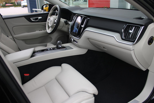 Volvo V60 Cross Country 2.0 B5 250PK CROSSCOUNTRY AWD Ultimate AWD (VIERWIELAANDRIJVING) | PANORAMISCH SCHUIF/KANTELDAK | PARKEERVERWARMING MET TIMER (STANDKACHEL) | MORITZ LEDEREN BEKLEDING MET COMFORTSTOELEN EN DUAL TONE LEDEREN STUURWIEL | ELEKTRISCH VERSTELBARE VOORSTOELEN MET GEHEUGEN OP BEIDE STOELEN | STOEL, STUUR EN ACHTERBANKVERWARMING | PREMIUM AUDIO BY HARMAN KARDON | ADAPTIEVE FULL LED KOPLAMPEN | LED MISTLAMPEN |VERLICHTINGS PACK 2 | INTELSAFE SURROUND | PARK ASSIST "VISIUAL PARK ASSIST" INCL. 360° VIEW | ROESTVRIJSTALEN SIDE SCUFF PLATES MET ''CROSS COUNTRY" INSCIP