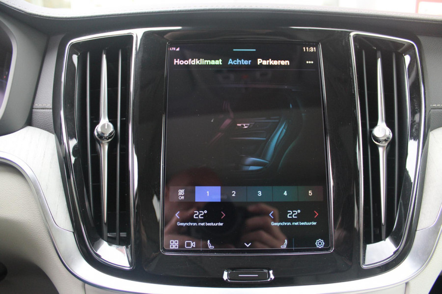 Volvo V60 Cross Country 2.0 B5 250PK CROSSCOUNTRY AWD Ultimate AWD (VIERWIELAANDRIJVING) | PANORAMISCH SCHUIF/KANTELDAK | PARKEERVERWARMING MET TIMER (STANDKACHEL) | MORITZ LEDEREN BEKLEDING MET COMFORTSTOELEN EN DUAL TONE LEDEREN STUURWIEL | ELEKTRISCH VERSTELBARE VOORSTOELEN MET GEHEUGEN OP BEIDE STOELEN | STOEL, STUUR EN ACHTERBANKVERWARMING | PREMIUM AUDIO BY HARMAN KARDON | ADAPTIEVE FULL LED KOPLAMPEN | LED MISTLAMPEN |VERLICHTINGS PACK 2 | INTELSAFE SURROUND | PARK ASSIST "VISIUAL PARK ASSIST" INCL. 360° VIEW | ROESTVRIJSTALEN SIDE SCUFF PLATES MET ''CROSS COUNTRY" INSCIP