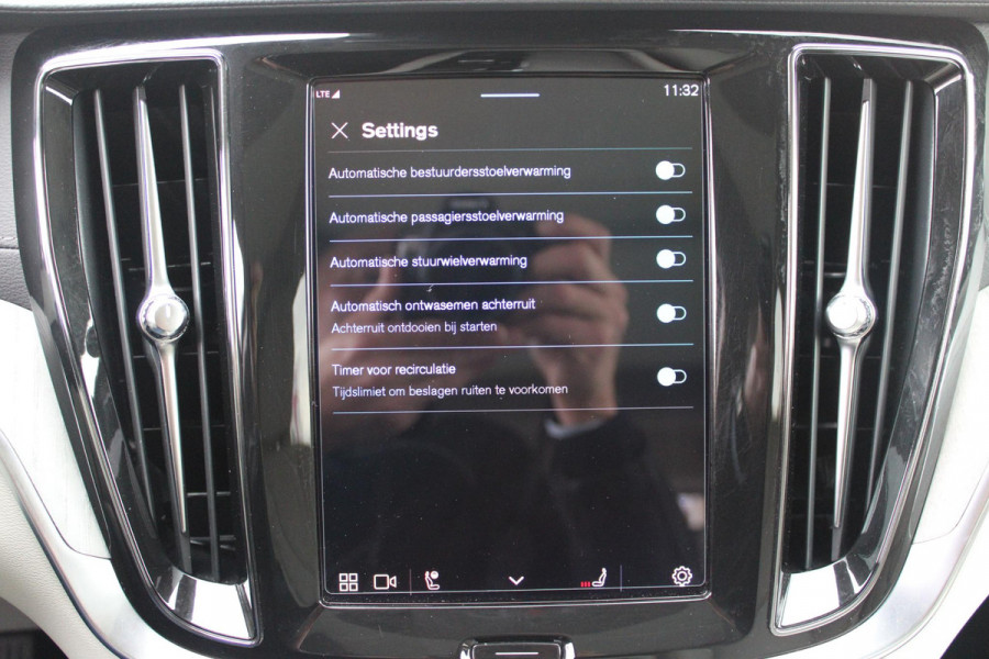 Volvo V60 Cross Country 2.0 B5 250PK CROSSCOUNTRY AWD Ultimate AWD (VIERWIELAANDRIJVING) | PANORAMISCH SCHUIF/KANTELDAK | PARKEERVERWARMING MET TIMER (STANDKACHEL) | MORITZ LEDEREN BEKLEDING MET COMFORTSTOELEN EN DUAL TONE LEDEREN STUURWIEL | ELEKTRISCH VERSTELBARE VOORSTOELEN MET GEHEUGEN OP BEIDE STOELEN | STOEL, STUUR EN ACHTERBANKVERWARMING | PREMIUM AUDIO BY HARMAN KARDON | ADAPTIEVE FULL LED KOPLAMPEN | LED MISTLAMPEN |VERLICHTINGS PACK 2 | INTELSAFE SURROUND | PARK ASSIST "VISIUAL PARK ASSIST" INCL. 360° VIEW | ROESTVRIJSTALEN SIDE SCUFF PLATES MET ''CROSS COUNTRY" INSCIP