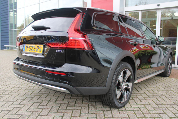 Volvo V60 Cross Country 2.0 B5 250PK CROSSCOUNTRY AWD Ultimate AWD (VIERWIELAANDRIJVING) | PANORAMISCH SCHUIF/KANTELDAK | PARKEERVERWARMING MET TIMER (STANDKACHEL) | MORITZ LEDEREN BEKLEDING MET COMFORTSTOELEN EN DUAL TONE LEDEREN STUURWIEL | ELEKTRISCH VERSTELBARE VOORSTOELEN MET GEHEUGEN OP BEIDE STOELEN | STOEL, STUUR EN ACHTERBANKVERWARMING | PREMIUM AUDIO BY HARMAN KARDON | ADAPTIEVE FULL LED KOPLAMPEN | LED MISTLAMPEN |VERLICHTINGS PACK 2 | INTELSAFE SURROUND | PARK ASSIST "VISIUAL PARK ASSIST" INCL. 360° VIEW | ROESTVRIJSTALEN SIDE SCUFF PLATES MET ''CROSS COUNTRY" INSCIP