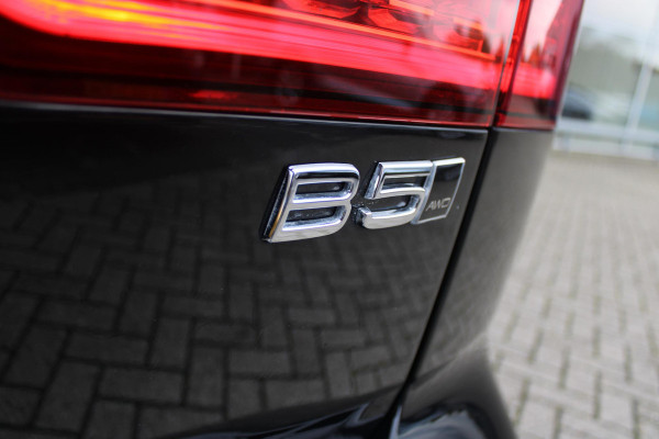 Volvo V60 Cross Country 2.0 B5 250PK CROSSCOUNTRY AWD Ultimate AWD (VIERWIELAANDRIJVING) | PANORAMISCH SCHUIF/KANTELDAK | PARKEERVERWARMING MET TIMER (STANDKACHEL) | MORITZ LEDEREN BEKLEDING MET COMFORTSTOELEN EN DUAL TONE LEDEREN STUURWIEL | ELEKTRISCH VERSTELBARE VOORSTOELEN MET GEHEUGEN OP BEIDE STOELEN | STOEL, STUUR EN ACHTERBANKVERWARMING | PREMIUM AUDIO BY HARMAN KARDON | ADAPTIEVE FULL LED KOPLAMPEN | LED MISTLAMPEN |VERLICHTINGS PACK 2 | INTELSAFE SURROUND | PARK ASSIST "VISIUAL PARK ASSIST" INCL. 360° VIEW | ROESTVRIJSTALEN SIDE SCUFF PLATES MET ''CROSS COUNTRY" INSCIP