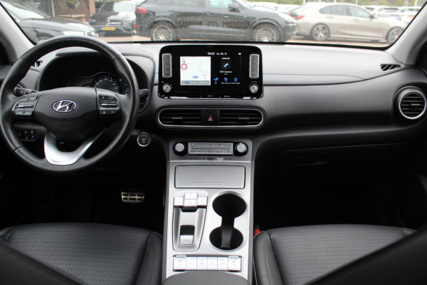 Hyundai Kona EV Premium 64 kWh / Camera / Leder / Head-up / 18'' / Navigatie / Stuur+Stoelverwarming / Keyless / KRELL Audio / DAB / ACC