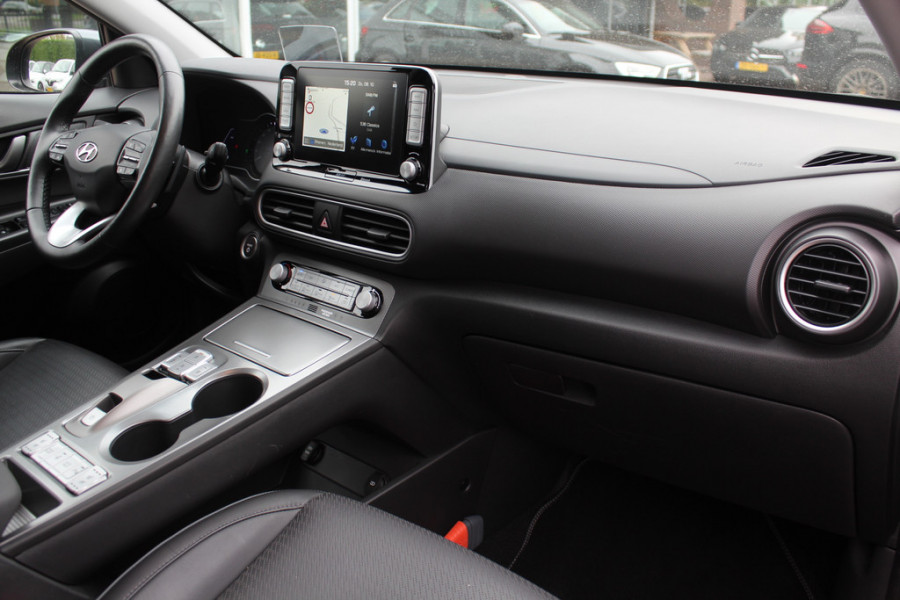 Hyundai Kona EV Premium 64 kWh / Camera / Leder / Head-up / 18'' / Navigatie / Stuur+Stoelverwarming / Keyless / KRELL Audio / DAB / ACC