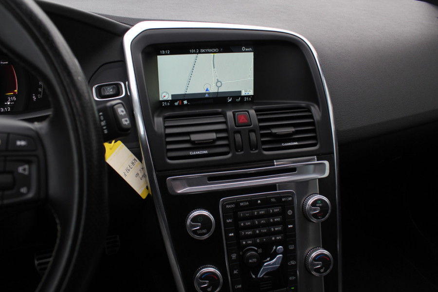 Volvo XC60 2.4 D4 Polar+ / Trekhaak / Panoramadak / Camera / Standverwarming / Leder&Alcantara / 18'' / Keyless / Navigatie / Stuur+Stoelverwarming / Blis / DAB / ACC