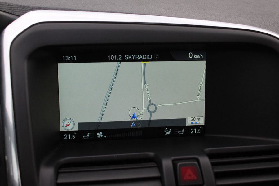 Volvo XC60 2.4 D4 Polar+ / Trekhaak / Panoramadak / Camera / Standverwarming / Leder&Alcantara / 18'' / Keyless / Navigatie / Stuur+Stoelverwarming / Blis / DAB / ACC