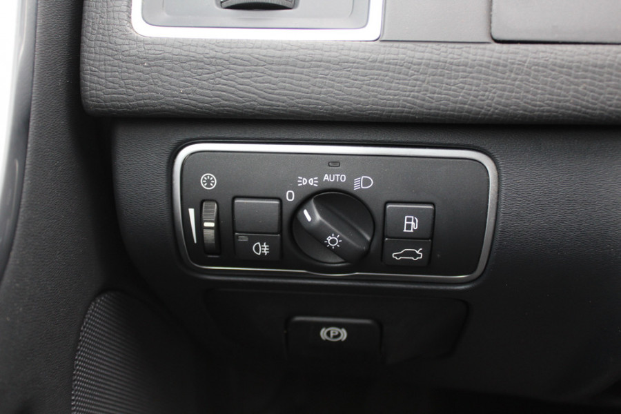 Volvo XC60 2.4 D4 Polar+ / Trekhaak / Panoramadak / Camera / Standverwarming / Leder&Alcantara / 18'' / Keyless / Navigatie / Stuur+Stoelverwarming / Blis / DAB / ACC