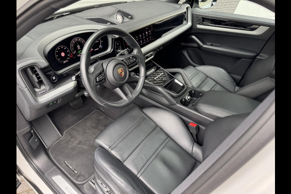 Porsche Cayenne Coupé 3.0 E-Hybrid / Fabrieksgarantie / Matrix Koplampen / 4 Wielbesturing / Chrono Pakket / Leder / Adaptieve Cruise Control / 21 Inch / Trekhaak / Bose / Stoelverwarming voor+achter / Panoramadak / Luchtvering