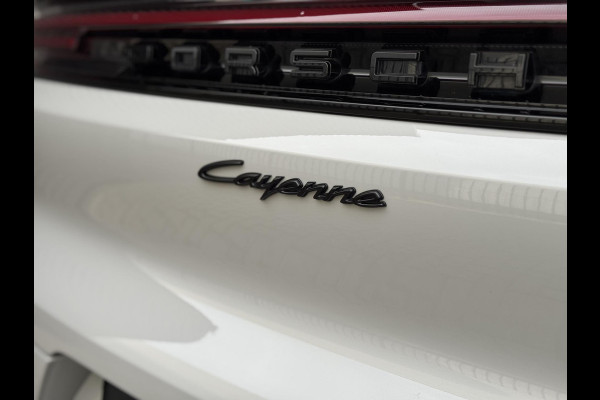 Porsche Cayenne Coupé 3.0 E-Hybrid / Fabrieksgarantie / Matrix Koplampen / 4 Wielbesturing / Chrono Pakket / Leder / Adaptieve Cruise Control / 21 Inch / Trekhaak / Bose / Stoelverwarming voor+achter / Panoramadak / Luchtvering