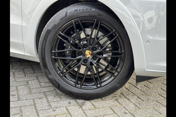 Porsche Cayenne Coupé 3.0 E-Hybrid / Fabrieksgarantie / Matrix Koplampen / 4 Wielbesturing / Chrono Pakket / Leder / Adaptieve Cruise Control / 21 Inch / Trekhaak / Bose / Stoelverwarming voor+achter / Panoramadak / Luchtvering