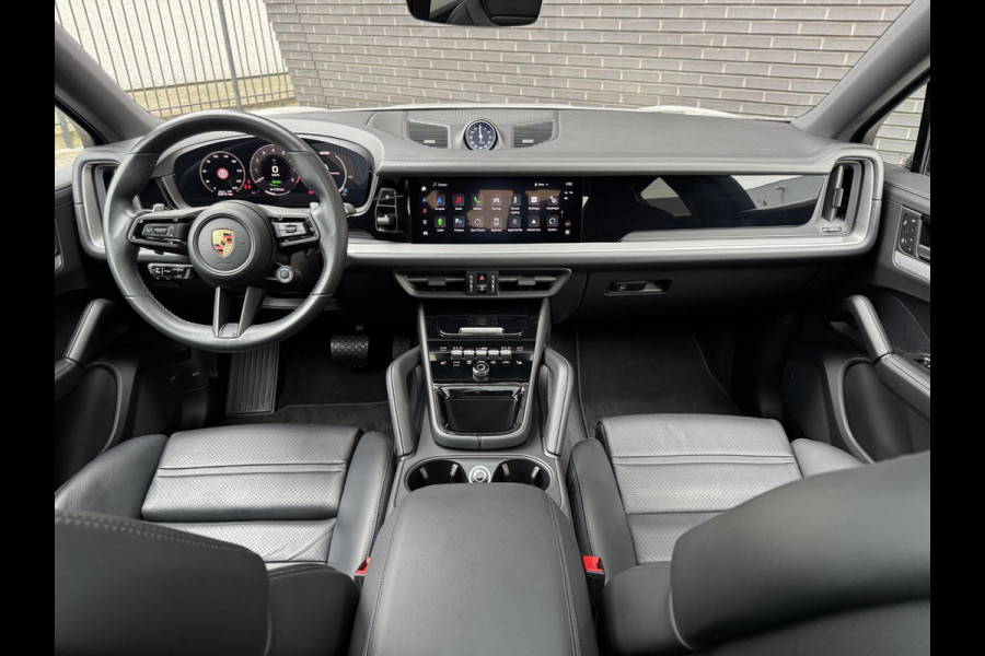 Porsche Cayenne Coupé 3.0 E-Hybrid / Fabrieksgarantie / Matrix Koplampen / 4 Wielbesturing / Chrono Pakket / Leder / Adaptieve Cruise Control / 21 Inch / Trekhaak / Bose / Stoelverwarming voor+achter / Panoramadak / Luchtvering