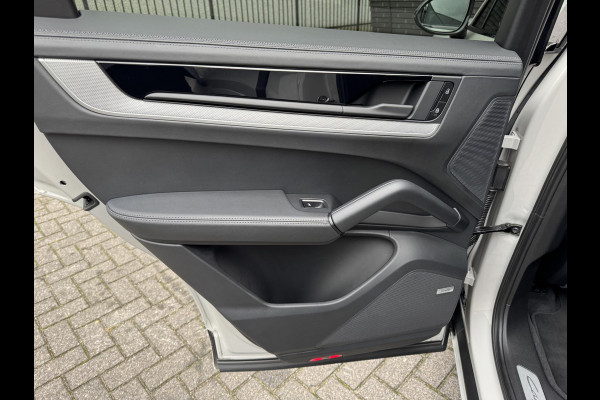 Porsche Cayenne Coupé 3.0 E-Hybrid / Fabrieksgarantie / Matrix Koplampen / 4 Wielbesturing / Chrono Pakket / Leder / Adaptieve Cruise Control / 21 Inch / Trekhaak / Bose / Stoelverwarming voor+achter / Panoramadak / Luchtvering