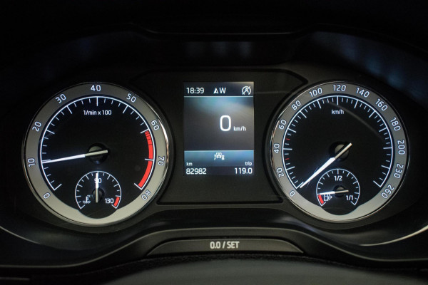 Škoda Karoq 1.0 TSI Ambition Sport [ Panoramadak El Trekhaak Camera Sportinterieur Stoelverwarming Carplay ]