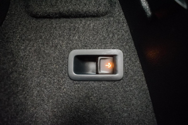 Škoda Karoq 1.0 TSI Ambition Sport [ Panoramadak El Trekhaak Camera Sportinterieur Stoelverwarming Carplay ]