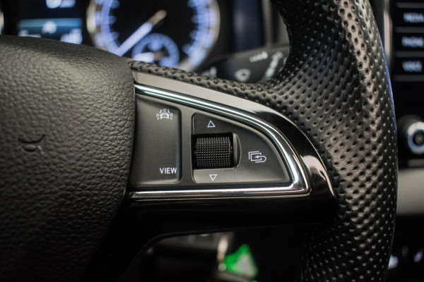 Škoda Karoq 1.0 TSI Ambition Sport [ Panoramadak El Trekhaak Camera Sportinterieur Stoelverwarming Carplay ]
