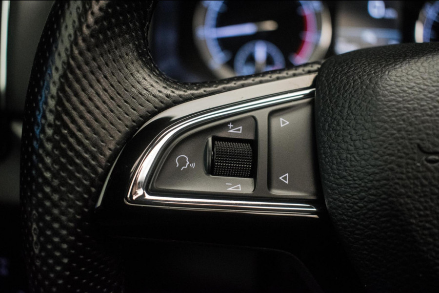 Škoda Karoq 1.0 TSI Ambition Sport [ Panoramadak El Trekhaak Camera Sportinterieur Stoelverwarming Carplay ]