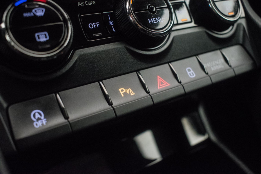 Škoda Karoq 1.0 TSI Ambition Sport [ Panoramadak El Trekhaak Camera Sportinterieur Stoelverwarming Carplay ]