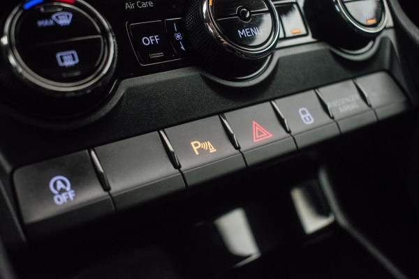 Škoda Karoq 1.0 TSI Ambition Sport [ Panoramadak El Trekhaak Camera Sportinterieur Stoelverwarming Carplay ]