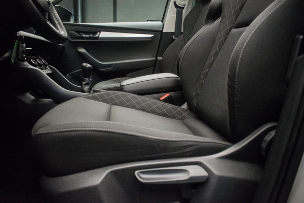 Škoda Karoq 1.0 TSI Ambition Sport [ Panoramadak El Trekhaak Camera Sportinterieur Stoelverwarming Carplay ]