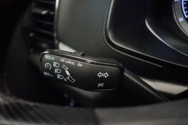 Škoda Karoq 1.0 TSI Ambition Sport [ Panoramadak El Trekhaak Camera Sportinterieur Stoelverwarming Carplay ]