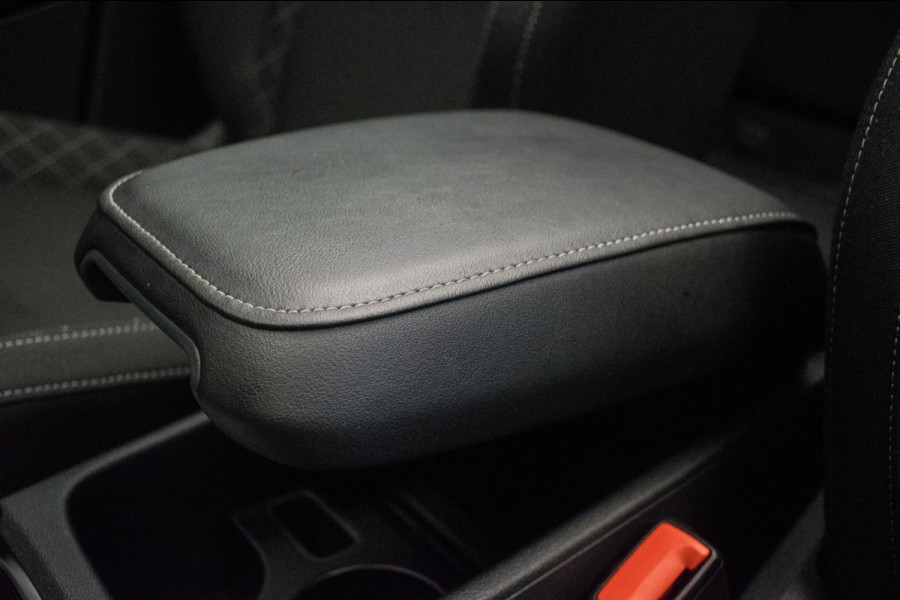 Škoda Karoq 1.0 TSI Ambition Sport [ Panoramadak El Trekhaak Camera Sportinterieur Stoelverwarming Carplay ]