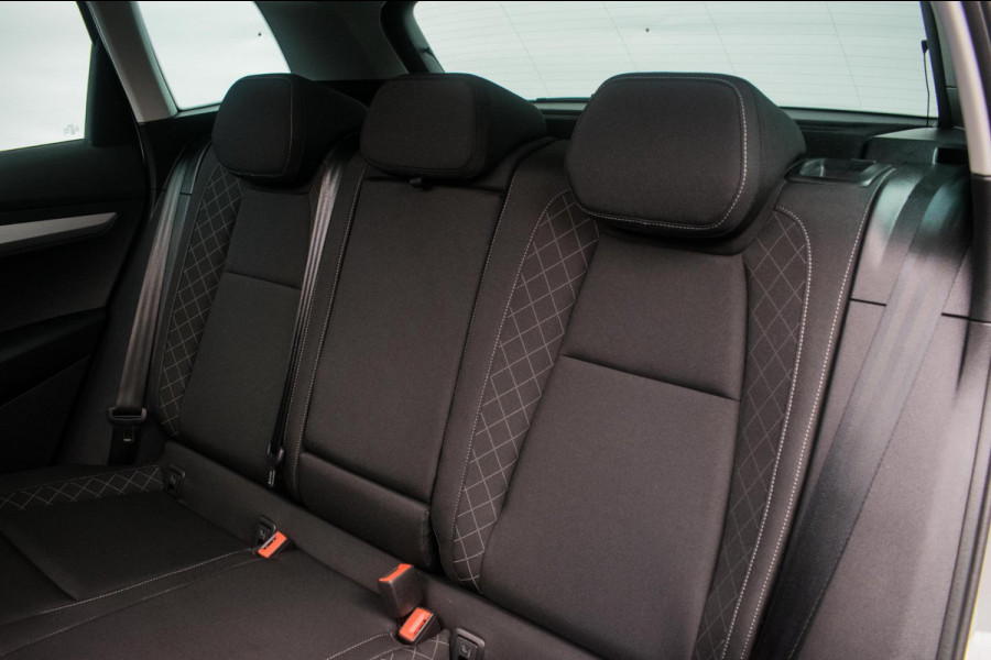 Škoda Karoq 1.0 TSI Ambition Sport [ Panoramadak El Trekhaak Camera Sportinterieur Stoelverwarming Carplay ]