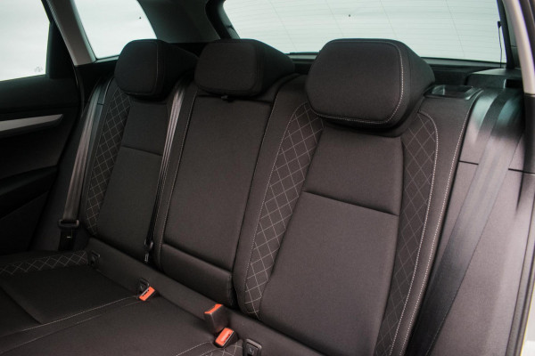 Škoda Karoq 1.0 TSI Ambition Sport [ Panoramadak El Trekhaak Camera Sportinterieur Stoelverwarming Carplay ]