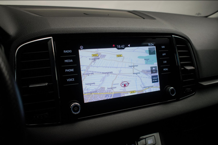 Škoda Karoq 1.0 TSI Ambition Sport [ Panoramadak El Trekhaak Camera Sportinterieur Stoelverwarming Carplay ]