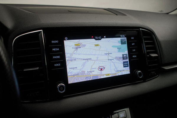 Škoda Karoq 1.0 TSI Ambition Sport [ Panoramadak El Trekhaak Camera Sportinterieur Stoelverwarming Carplay ]