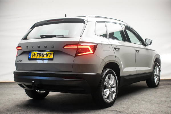 Škoda Karoq 1.0 TSI Ambition Sport [ Panoramadak El Trekhaak Camera Sportinterieur Stoelverwarming Carplay ]