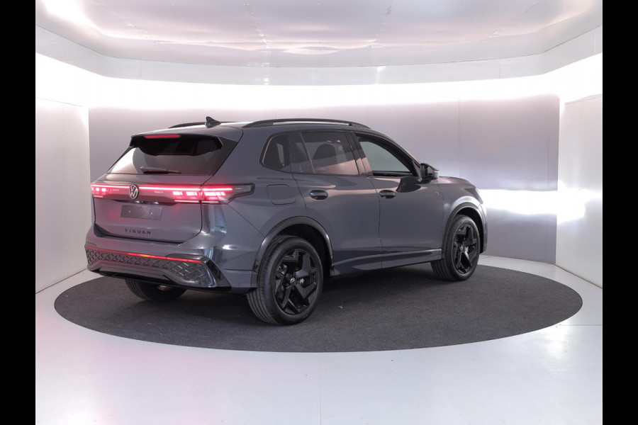 Volkswagen Tiguan 1.5 eHybrid R-Line Edition 272 pk Automaat (DSG) | Verlengde garantie | Navigatie | Parkeersensoren (Park assist) | Rondomzicht camera | Stoelverwarming v/a | Black Style pakket | R-Line |