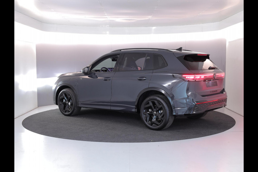 Volkswagen Tiguan 1.5 eHybrid R-Line Edition 272 pk Automaat (DSG) | Verlengde garantie | Navigatie | Parkeersensoren (Park assist) | Rondomzicht camera | Stoelverwarming v/a | Black Style pakket | R-Line |