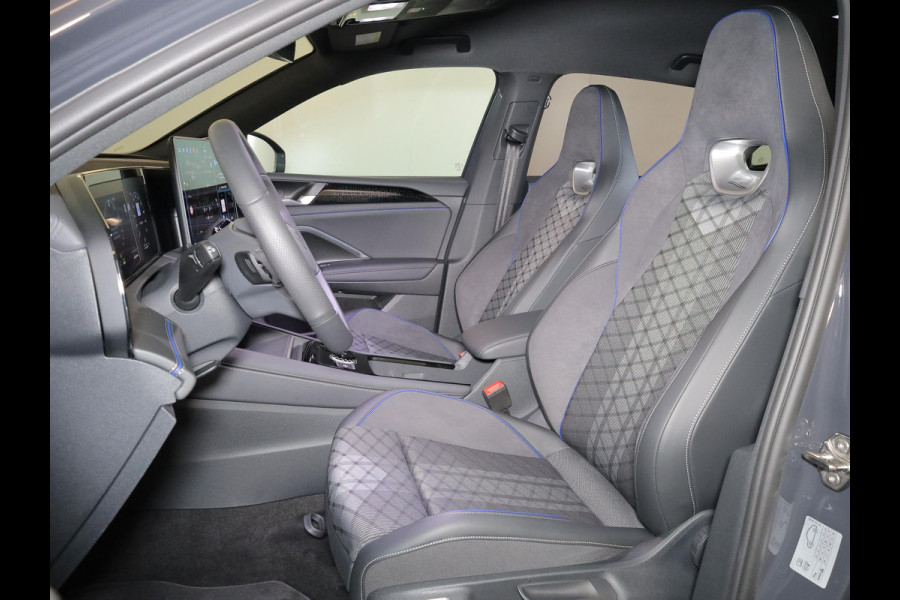 Volkswagen Tiguan 1.5 eHybrid R-Line Edition 272 pk Automaat (DSG) | Verlengde garantie | Navigatie | Parkeersensoren (Park assist) | Rondomzicht camera | Stoelverwarming v/a | Black Style pakket | R-Line |