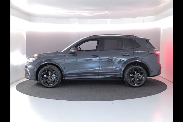 Volkswagen Tiguan 1.5 eHybrid R-Line Edition 272 pk Automaat (DSG) | Verlengde garantie | Navigatie | Parkeersensoren (Park assist) | Rondomzicht camera | Stoelverwarming v/a | Black Style pakket | R-Line |