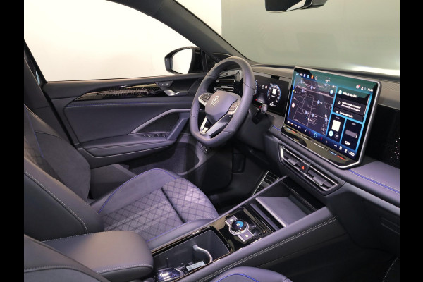 Volkswagen Tiguan 1.5 eHybrid R-Line Edition 272 pk Automaat (DSG) | Verlengde garantie | Navigatie | Parkeersensoren (Park assist) | Rondomzicht camera | Stoelverwarming v/a | Black Style pakket | R-Line |