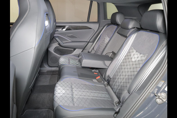 Volkswagen Tiguan 1.5 eHybrid R-Line Edition 272 pk Automaat (DSG) | Verlengde garantie | Navigatie | Parkeersensoren (Park assist) | Rondomzicht camera | Stoelverwarming v/a | Black Style pakket | R-Line |