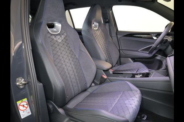 Volkswagen Tiguan 1.5 eHybrid R-Line Edition 272 pk Automaat (DSG) | Verlengde garantie | Navigatie | Parkeersensoren (Park assist) | Rondomzicht camera | Stoelverwarming v/a | Black Style pakket | R-Line |