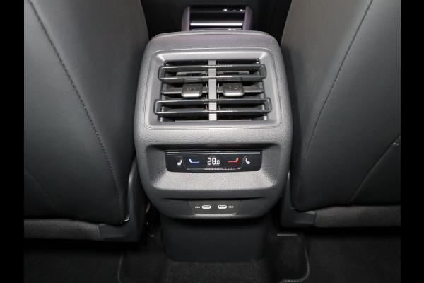 Volkswagen Tiguan 1.5 eHybrid R-Line Edition 272 pk Automaat (DSG) | Verlengde garantie | Navigatie | Parkeersensoren (Park assist) | Rondomzicht camera | Stoelverwarming v/a | Black Style pakket | R-Line |
