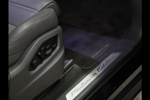 Porsche Cayenne 3.0 E-Hybrid Platinum Edition [SCHUIFKANTELDAK, SPORT CHRONO, SOFTCLOSE, TREKHAAK INKLAPBAAR, LUCHTVERING, APPLE CARPLAY, ANDROID, MEMORY SEATS, BOSE SOUND, 360 CAMERA, HEAD-UP, ADAPTIVE CRUISE, STOELVENTILATIE, STOELVERW