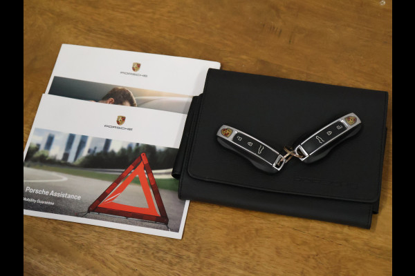 Porsche Cayenne 3.0 E-Hybrid Platinum Edition [SCHUIFKANTELDAK, SPORT CHRONO, SOFTCLOSE, TREKHAAK INKLAPBAAR, LUCHTVERING, APPLE CARPLAY, ANDROID, MEMORY SEATS, BOSE SOUND, 360 CAMERA, HEAD-UP, ADAPTIVE CRUISE, STOELVENTILATIE, STOELVERW