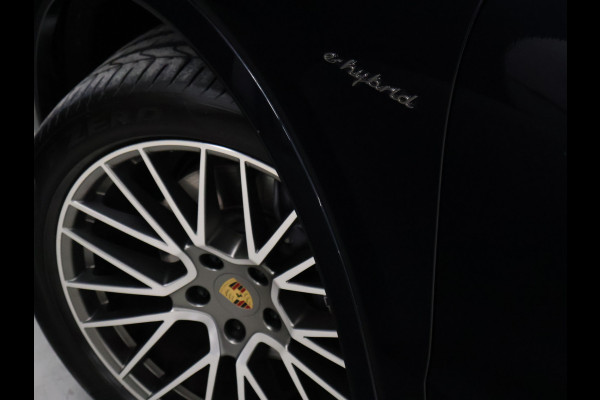 Porsche Cayenne 3.0 E-Hybrid Platinum Edition [SCHUIFKANTELDAK, SPORT CHRONO, SOFTCLOSE, TREKHAAK INKLAPBAAR, LUCHTVERING, APPLE CARPLAY, ANDROID, MEMORY SEATS, BOSE SOUND, 360 CAMERA, HEAD-UP, ADAPTIVE CRUISE, STOELVENTILATIE, STOELVERW