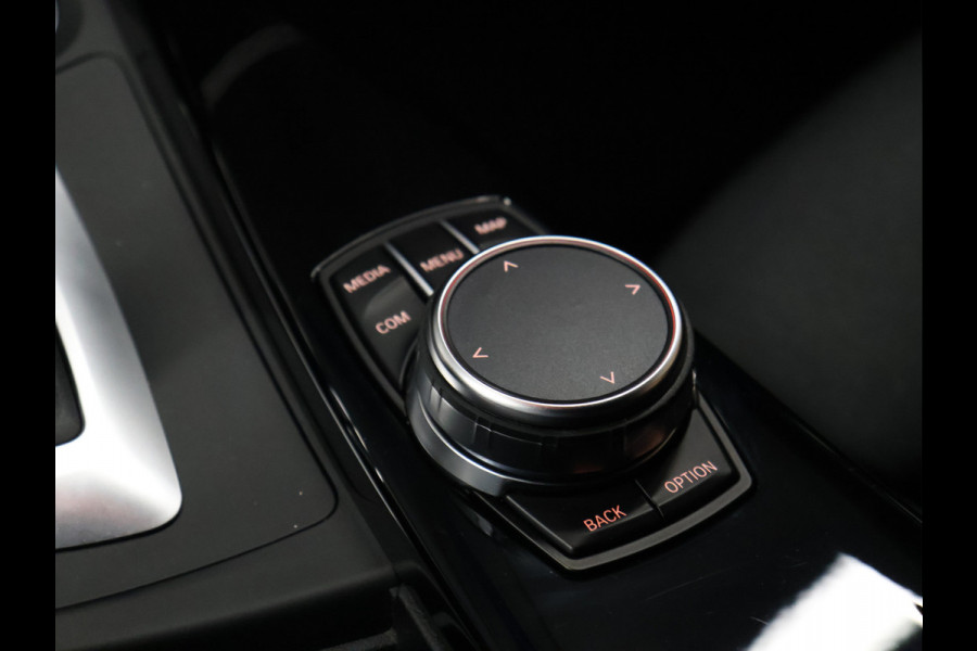 BMW 3 Serie Touring 318i M-Sport [M SPORTSTUUR, GROOT NAVIGATIE, APPLE CARPLAY, PDC ACHTER, LED, TREKHAAK AFNEEMBAAR, CRUISE, CLIMATE, NIEUWSTAAT]